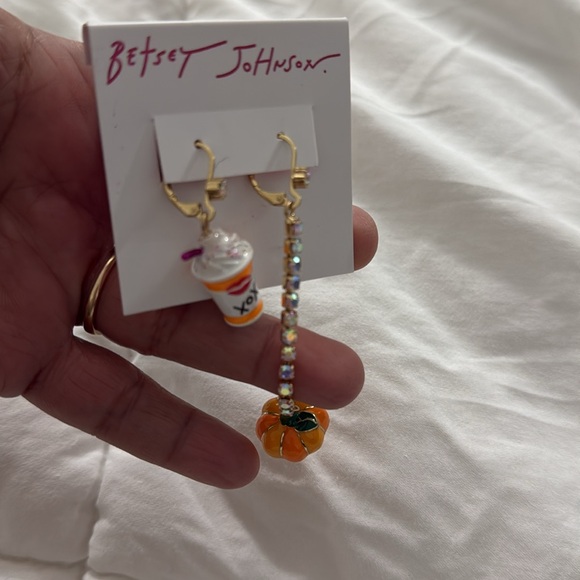 NWT Betsy Johnson Pumpkin Latte Dangle Earrings Orange Gold Tone - Picture 3 of 4